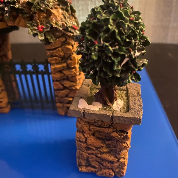 Dept 56 Stone Corner Posts with Holly Tree And Stone Archway - Picture 4 of 11